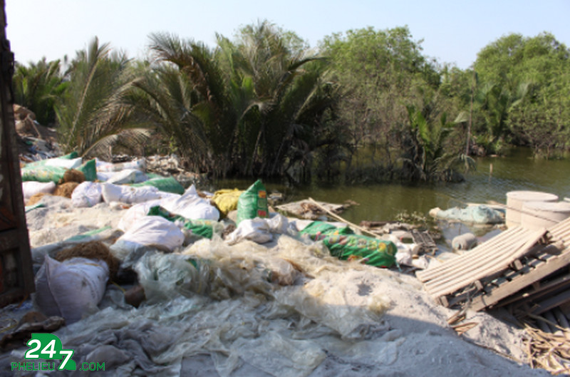 Doanh nghiệp bị phạt nặng khi đổ rác công nghiệp xuống sông quy mô lớn 