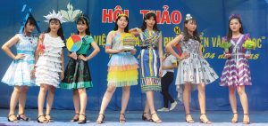Những bộ quần áo tái chế và những buổi trình diễn thời trang ái chế luôn nhận được sự quan tâm đông đảo của các học sinh và giáo viên